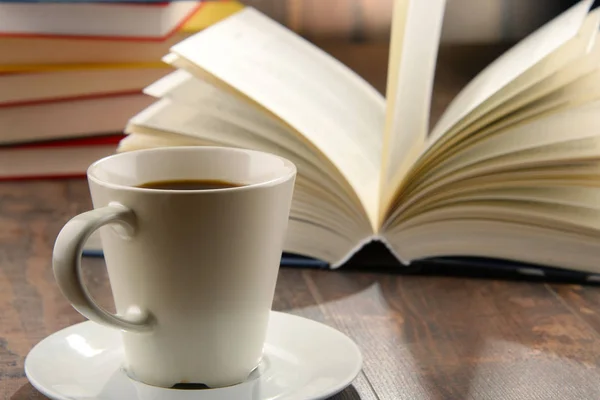 Composition avec livres et tasse de café — Photo