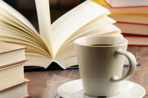 Skład książek i filiżanka kawy — Zdjęcie stockowe