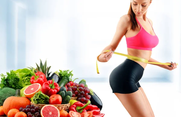 Dieta equilibrada à base de vegetais orgânicos crus e frutas — Fotografia de Stock