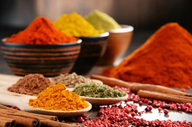 Baharat mutfak masasının üzerinde çeşitli