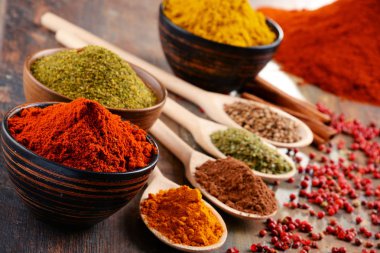 Baharat mutfak masasının üzerinde çeşitli