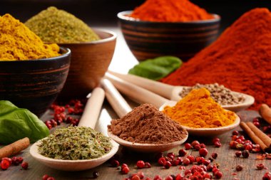 Baharat mutfak masasının üzerinde çeşitli