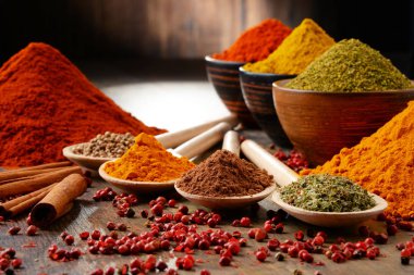 Baharat mutfak masasının üzerinde çeşitli