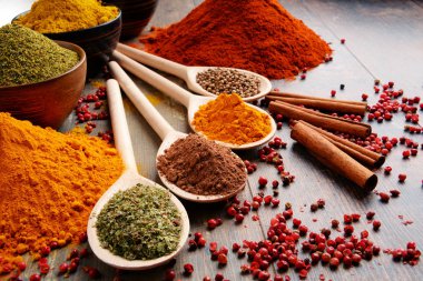 Baharat mutfak masasının üzerinde çeşitli