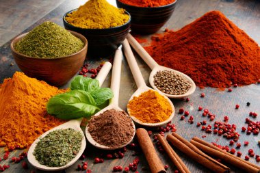 Baharat mutfak masasının üzerinde çeşitli