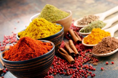 Baharat mutfak masasının üzerinde çeşitli