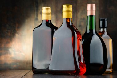 çeşitli alkollü içecek şişesi