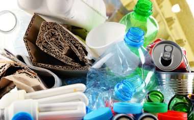 Cam, plastik, metal ve kağıttan oluşan geri dönüşümlü çöp.