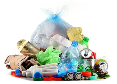 Cam, plastik, metal ve kağıttan oluşan geri dönüşümlü çöp.