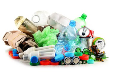 Cam, plastik, metal ve kağıttan oluşan geri dönüşümlü çöp.