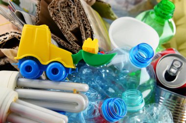 Cam, plastik, metal ve kağıttan oluşan geri dönüşümlü çöp.
