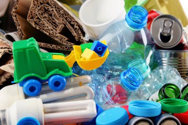 Cam, plastik, metal ve kağıttan oluşan geri dönüşümlü çöp.
