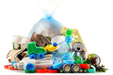 Cam, plastik, metal ve kağıttan oluşan geri dönüşümlü çöp.