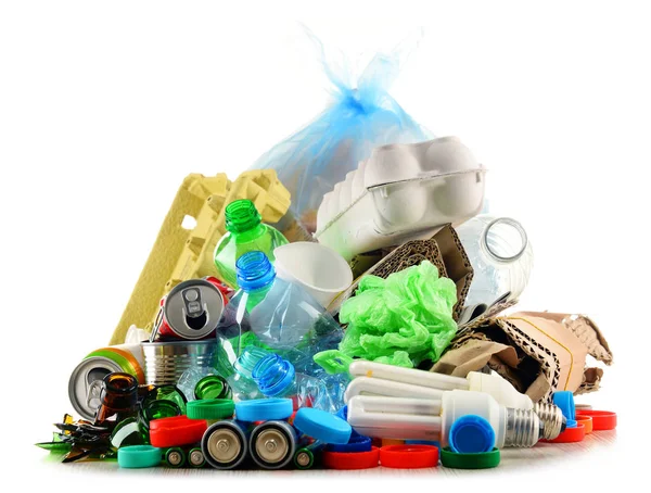 Recycelbarer Müll aus Glas, Kunststoff, Metall und Papier — Stockfoto