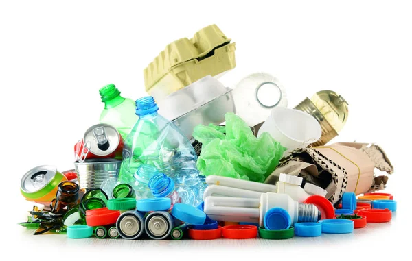 Återvinningsbart avfall bestående av glas, plast, metall och papper — Stockfoto
