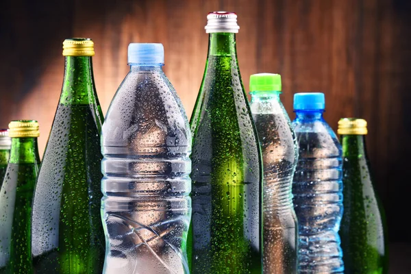 Diversi tipi di bottiglie contenenti acqua minerale — Foto Stock