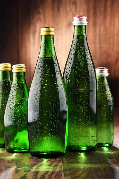 Composizione con bottiglie di vetro di acqua minerale — Foto Stock