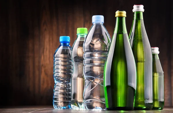 Verschiedene Flaschen mit Mineralwasser — Stockfoto