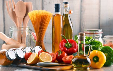 Çeşitli Gıda Ürünleri ve Mutfak Malzemeleri Kompozisyonu