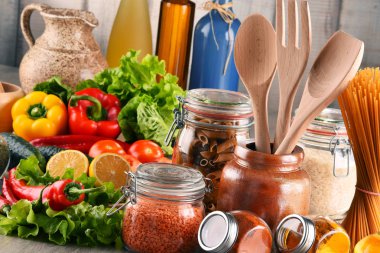 Çeşitli Gıda Ürünleri ve Mutfak Malzemeleri Kompozisyonu