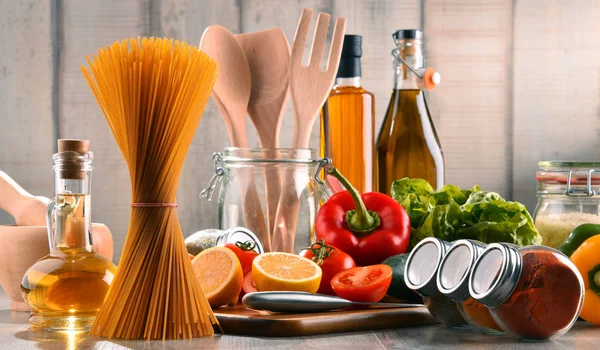 Composición con surtidos de productos alimenticios y utensilios de cocina — Foto de Stock