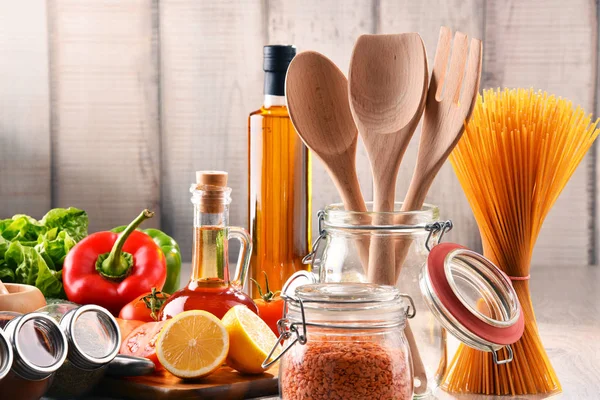 Composição com produtos alimentares sortidos e utensílios de cozinha — Fotografia de Stock