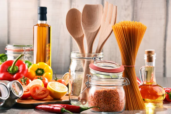 Composição com produtos alimentares sortidos e utensílios de cozinha — Fotografia de Stock