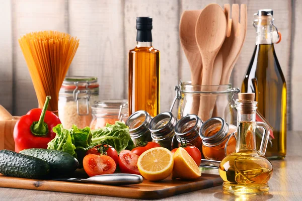 Composición con surtidos de productos alimenticios y utensilios de cocina — Foto de Stock