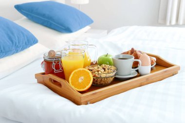 Otel odasında, yatakta kahvaltı..