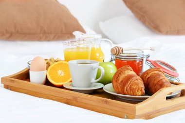 Otel odasında, yatakta kahvaltı..