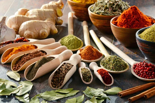 Olika kryddor och örter på köksbordet — Stockfoto