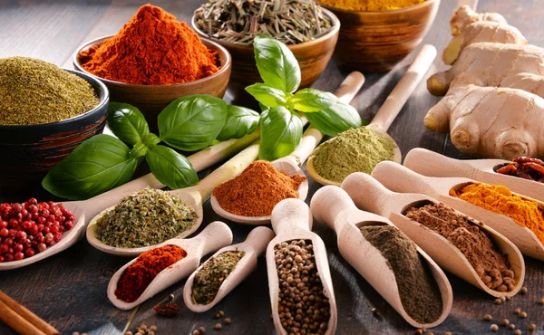 Olika kryddor och örter på köksbordet — Stockfoto