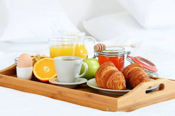 Pequeno-almoço na cama no quarto de hotel . — Fotografia de Stock