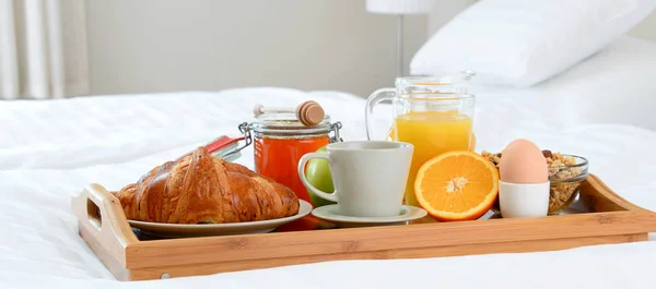 ホテルの部屋でベッドで朝食. — ストック写真