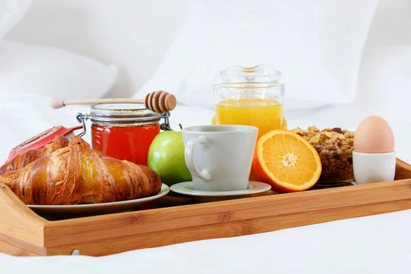 Desayuno en la cama en la habitación del hotel . —  Fotos de Stock