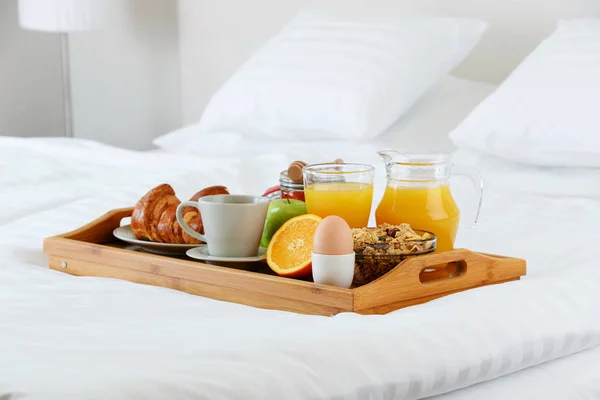 Frühstück im Bett im Hotelzimmer. — Stockfoto