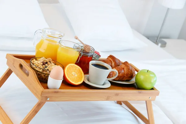 Frühstück im Bett im Hotelzimmer. — Stockfoto