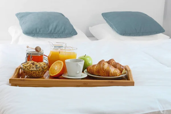 Ontbijt op bed in hotelkamer. — Stockfoto