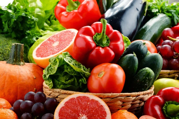 Composición con variedad de verduras y frutas frescas —  Fotos de Stock