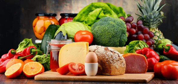 Biologisch voedsel zoals groenten fruit brood zuivel en vlees — Stockfoto