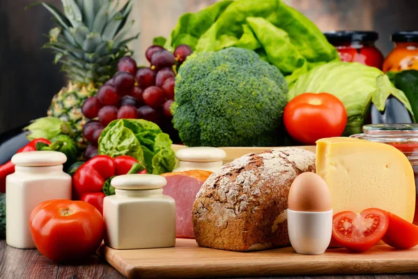 Biologisch voedsel zoals groenten fruit brood zuivel en vlees — Stockfoto
