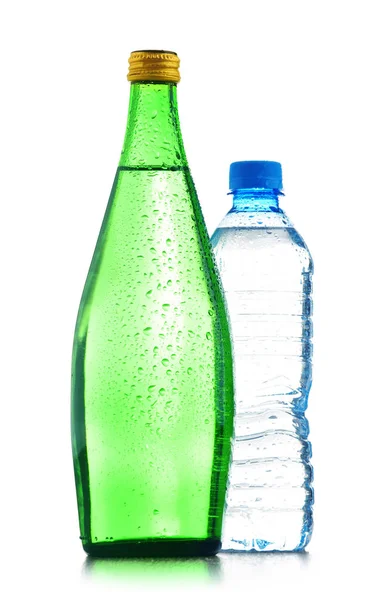 Deux bouteilles d'eau minérale isolées sur blanc — Photo