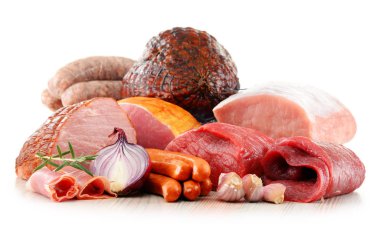 Jambon ve üzerinde beyaz izole sosis gibi et ürünleri