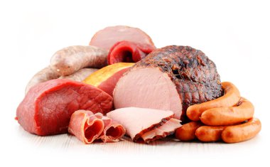 Jambon ve üzerinde beyaz izole sosis gibi et ürünleri