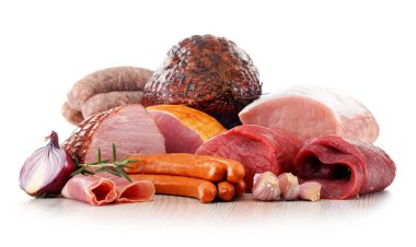 Jambon ve üzerinde beyaz izole sosis gibi et ürünleri
