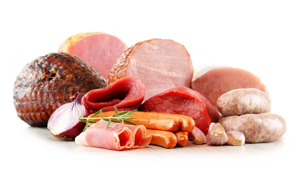 Productos cárnicos, incluidos el jamón y las salchichas, aislados en blanco — Foto de Stock