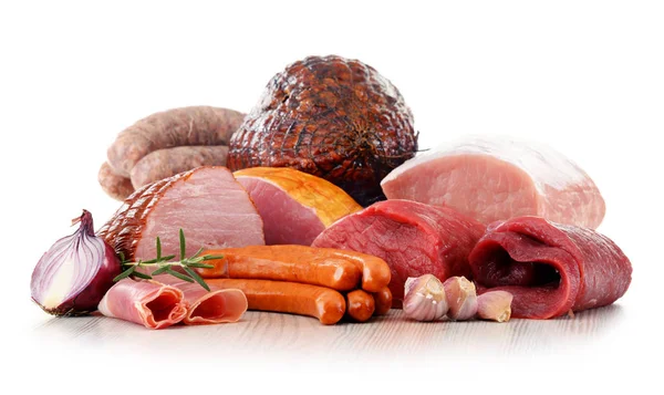 Productos cárnicos, incluidos el jamón y las salchichas, aislados en blanco — Foto de Stock