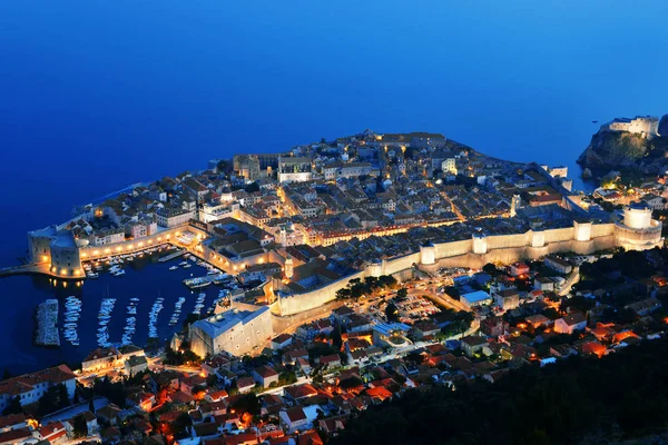 Luftaufnahme von Dubrovnik, Kroatien bei Nacht — Stockfoto