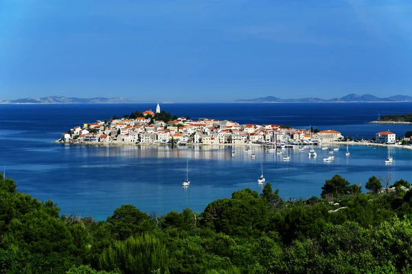 Pohled na Primošten, Chorvatsko. Dalmátské pobřeží. — Stock fotografie