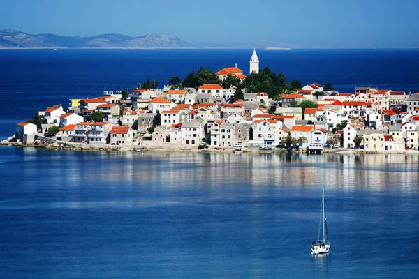 Zobacz Primosten, Chorwacja. Wybrzeże Dalmacji. — Zdjęcie stockowe